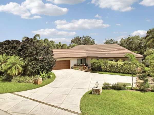 11 Alnwick Road, Palm Beach Gardens, FL 33418