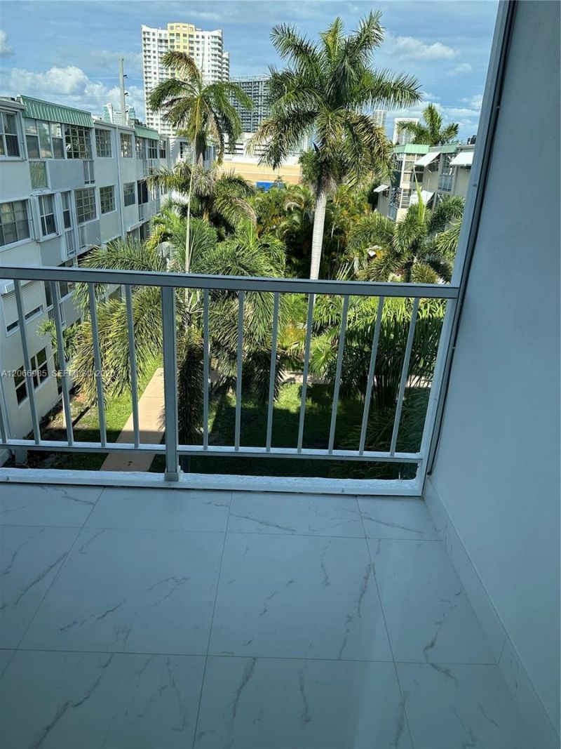 1333 E Hallandale Beach Blvd , Unit 423, Hallandale Beach, FL 33009 Photo