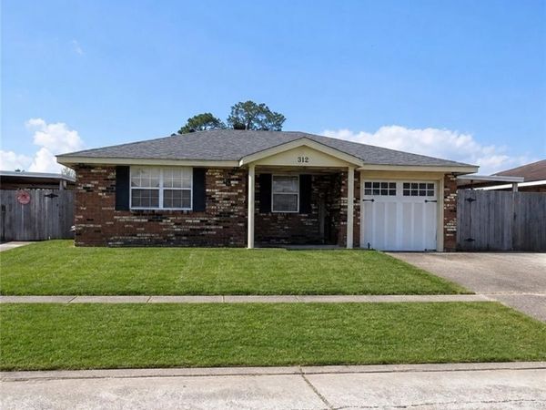 312 BLOSSOM Court , Westwego, LA 70094