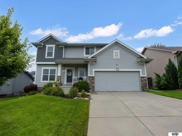 17232 Palisades Drive, Omaha, NE 68136
