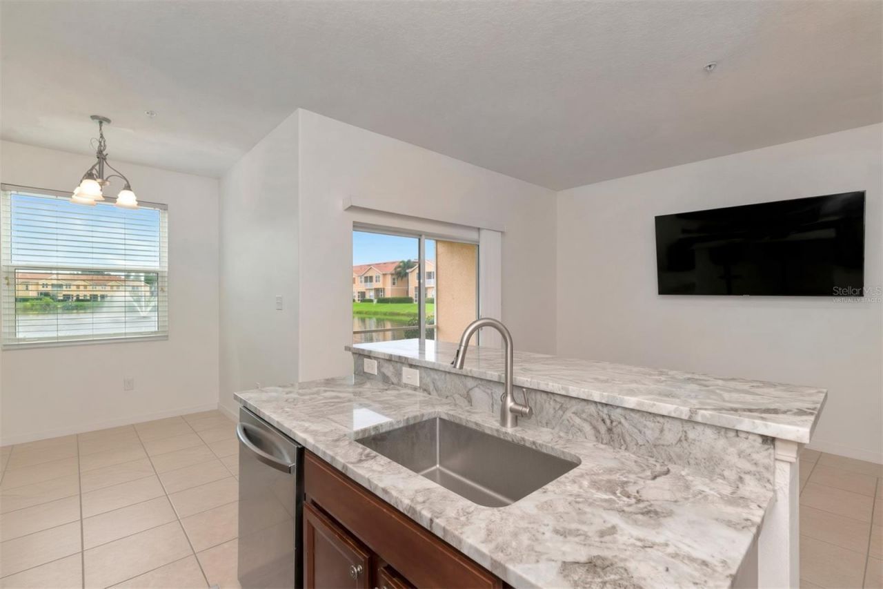 3426 Parkridge Circle, Unit 34-105, Sarasota, FL 34243 Photo