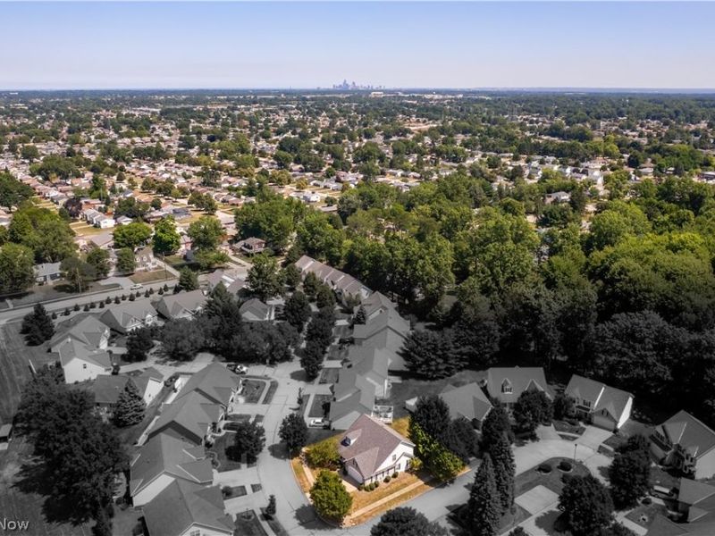 6651 Nantucket Lane, Middleburg Heights, OH 44130 Photo 2