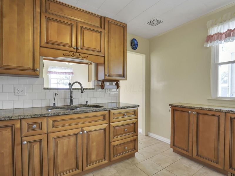 646 Woodside Drive SW, Pataskala, OH 43062 Photo 9