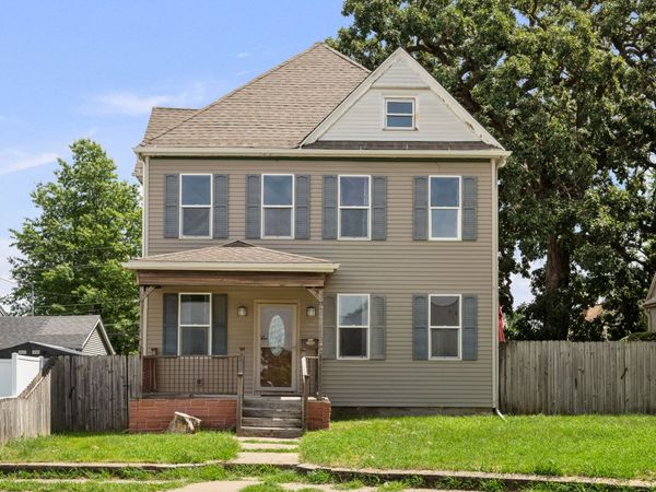 1813 LeClaire Street , Davenport, IA 52803