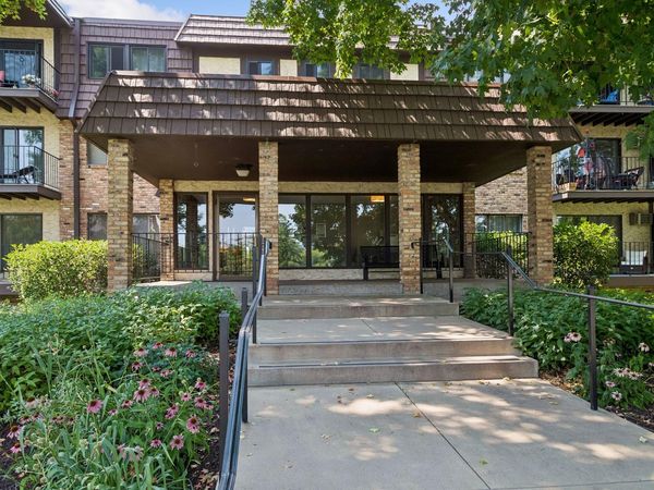 215 Barry Avenue S, Unit 112, Wayzata, MN 55391