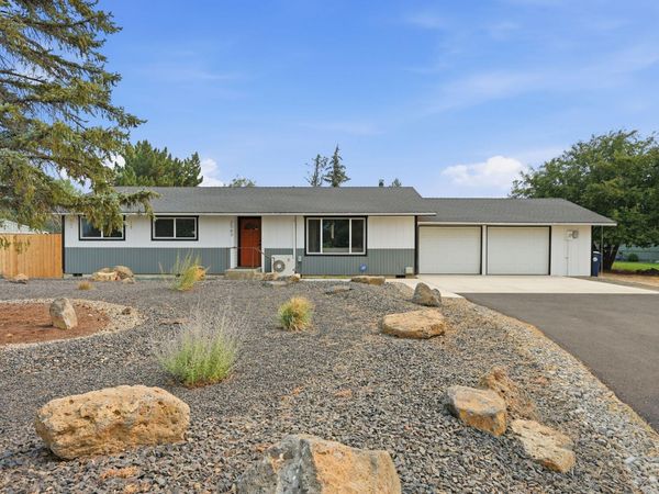 2563 SW Cascade Avenue, Redmond, OR 97756