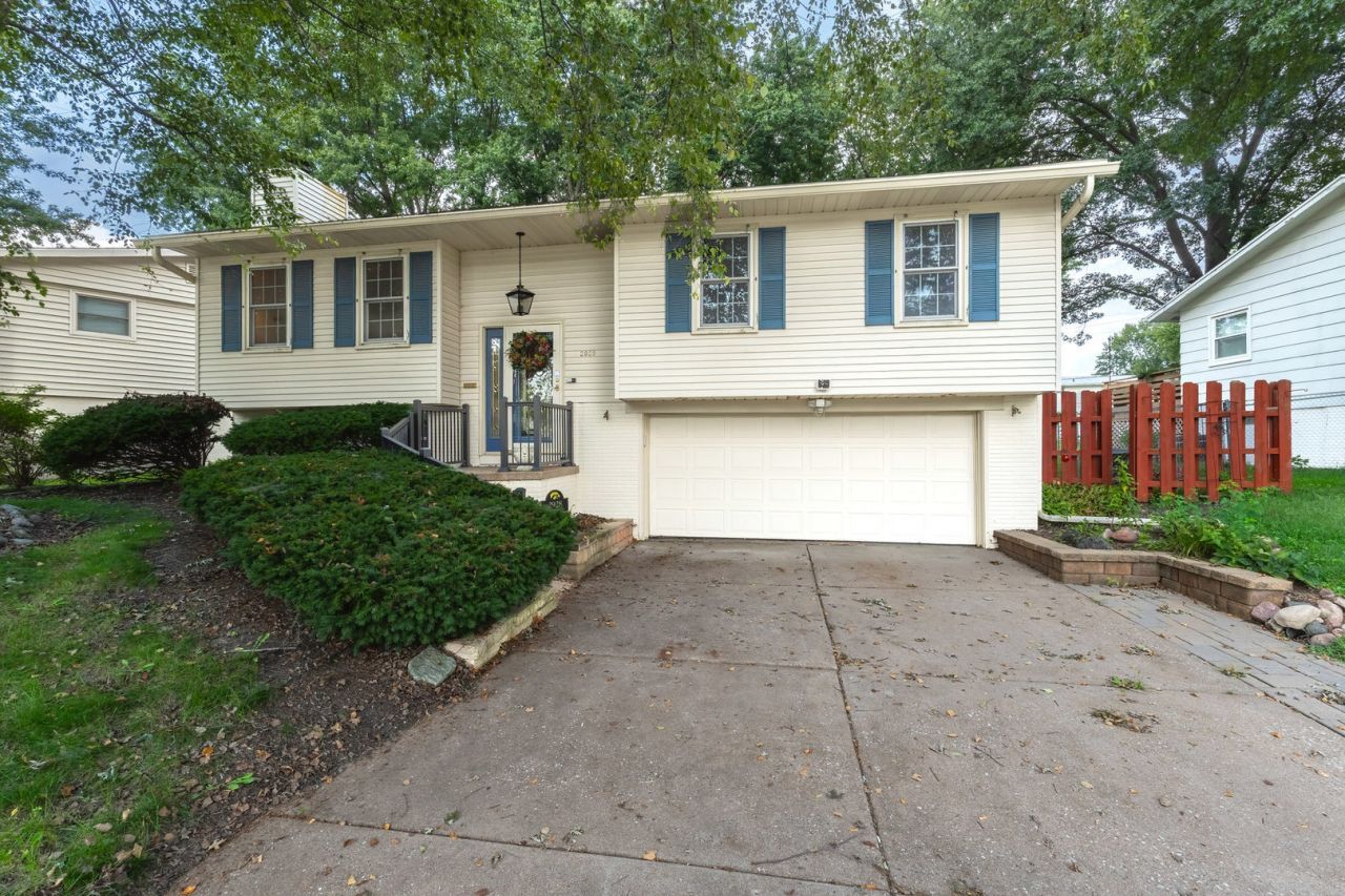 2928 Oxford Drive, Bettendorf, IA 52722 Main Photo