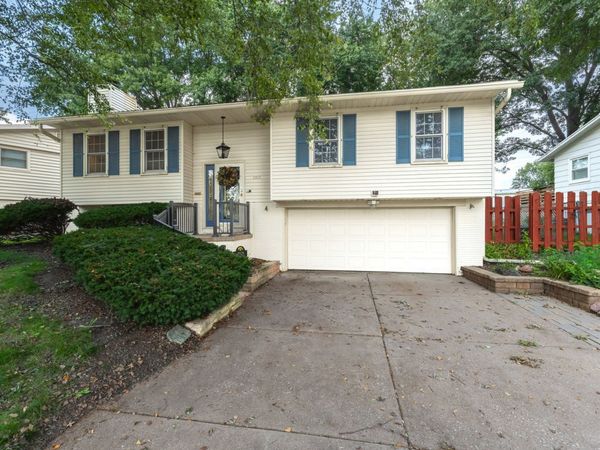 2928 Oxford Drive, Bettendorf, IA 52722