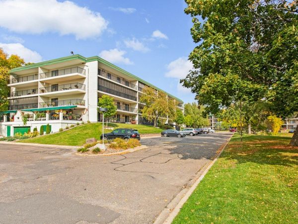 10521 Cedar Lake Road, Unit 519, Minnetonka, MN 55305