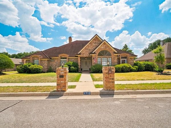 1712 Hampton Court, Bedford, TX 76021