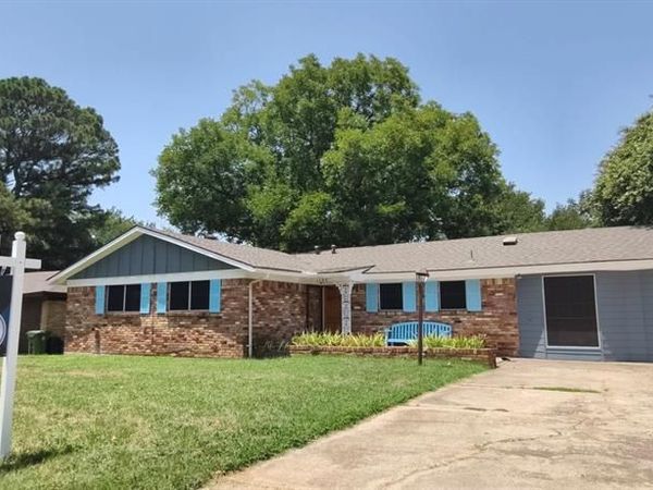 1125 Valley View Drive , Hurst, TX 76053