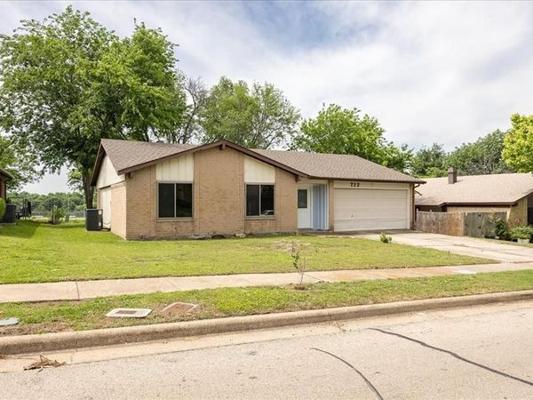 722 Meadowglen Drive, Duncanville, TX 75137