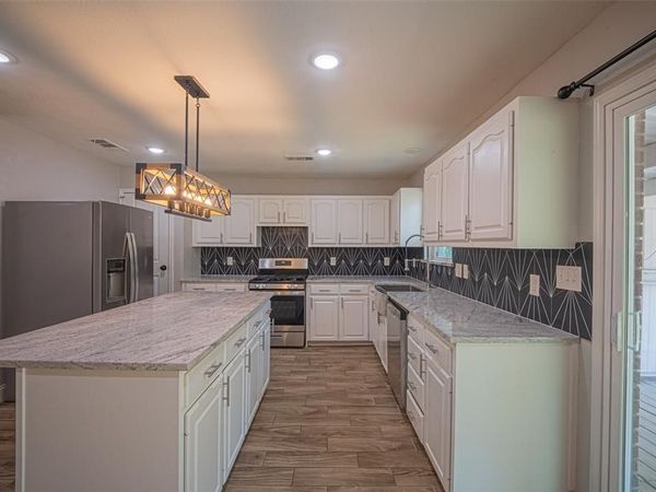 611 S Dallas Street, Palmer, TX 75152