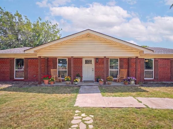 611 S Dallas Street, Palmer, TX 75152