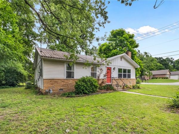 2110 W Holly Street , Fayetteville, AR 72703