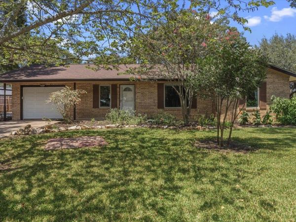 1415 NE Whitehead ST, Smithville, TX 78957