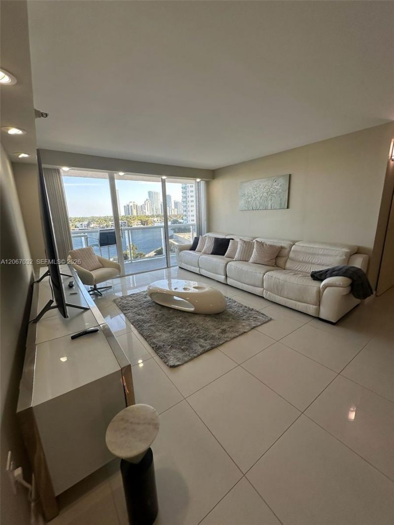 20515 E Country Club Dr , Unit 747, Aventura, FL 33180 Photo