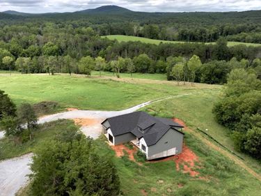 7 LEESVILLE RD, Evington, VA 24550