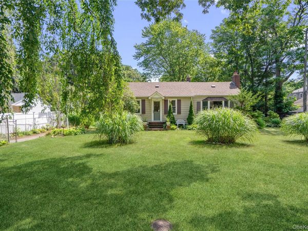34 Melville Road , Huntington Station, NY 11746