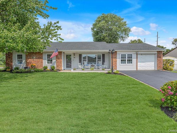 92 Sequoia Way, Holbrook, NY 11741