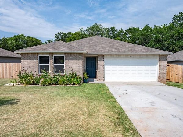 831 Twin Lakes Drive, Noble, OK 73068