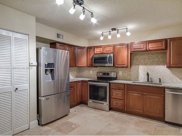 233 SE 11th Ave, Unit 233, Pompano Beach, FL 33060