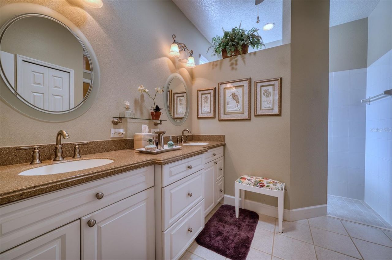 8053 Stirling Falls Circle, Sarasota, FL 34243 Photo