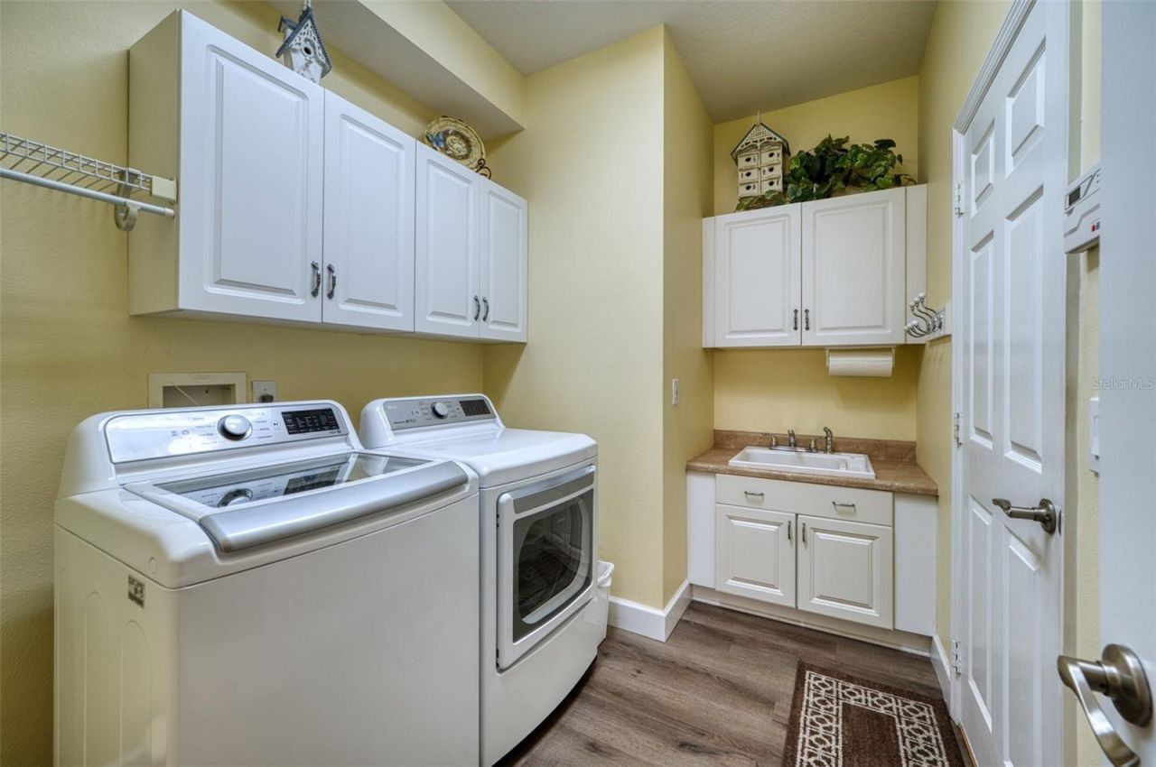 8053 Stirling Falls Circle, Sarasota, FL 34243 Photo