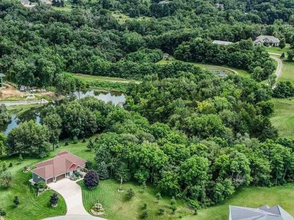 1360 NE Lakewoods Ct, Swisher, IA 52338