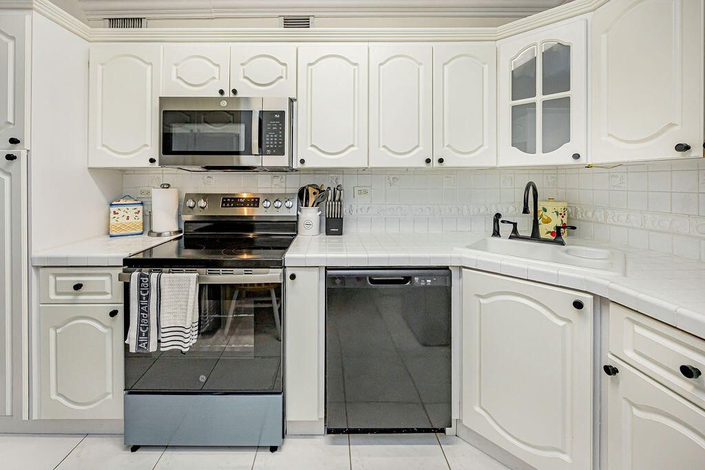 5601 Collins Avenue, Miami Beach, FL 33140 Photo