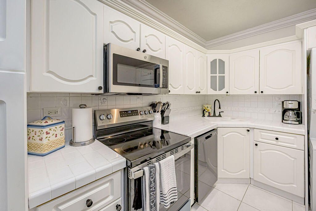 5601 Collins Avenue, Miami Beach, FL 33140 Photo