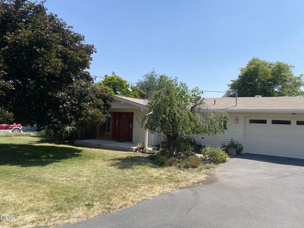 2433 Redwood Drive, Klamath Falls, OR 97601