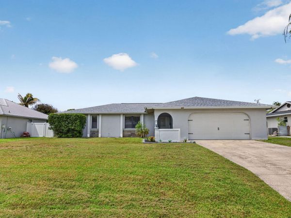 825 SE STARFLOWER Avenue, Port St. Lucie, FL 34983
