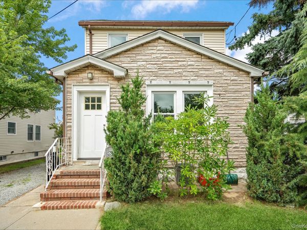984 Maxwell Street , Franklin Square, NY 11010