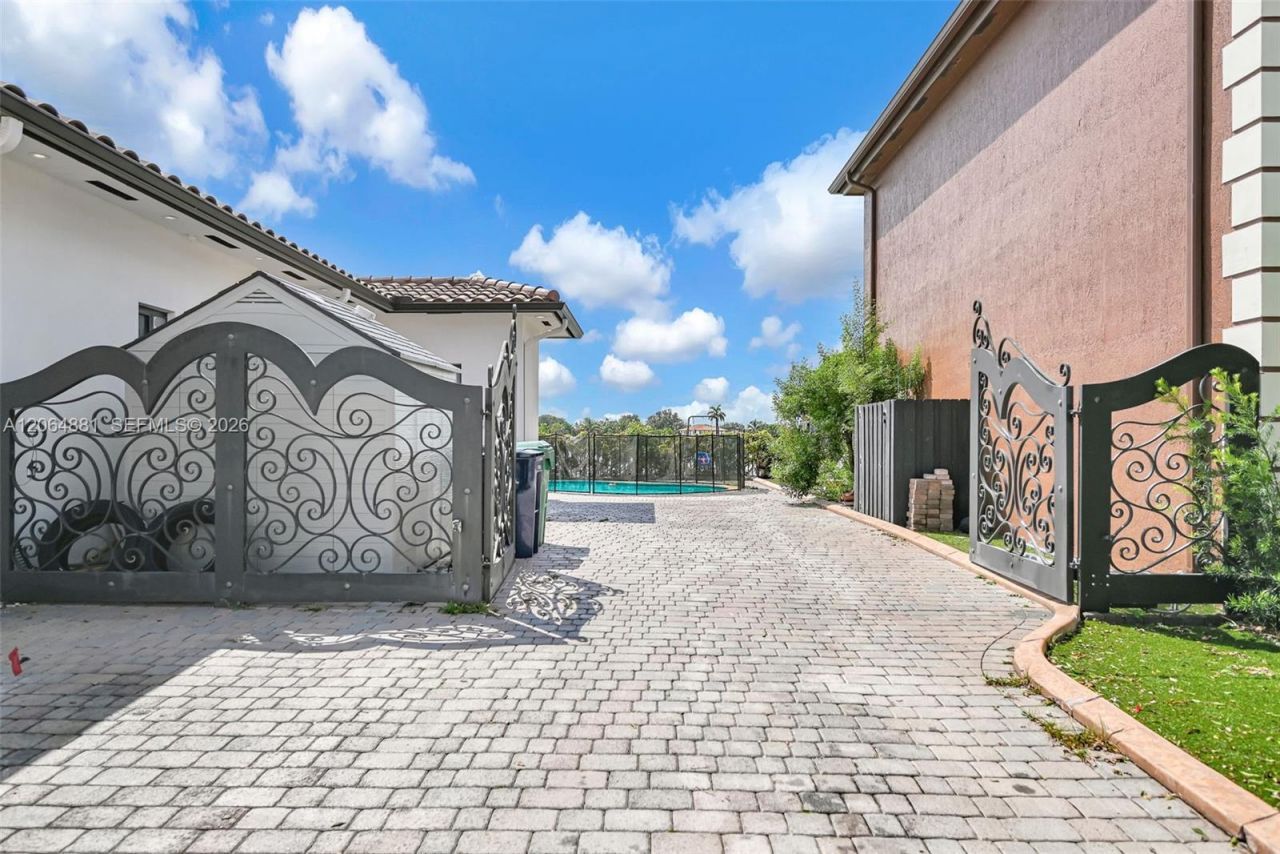 20027 NW 85th Ave , Hialeah, FL 33015 Photo
