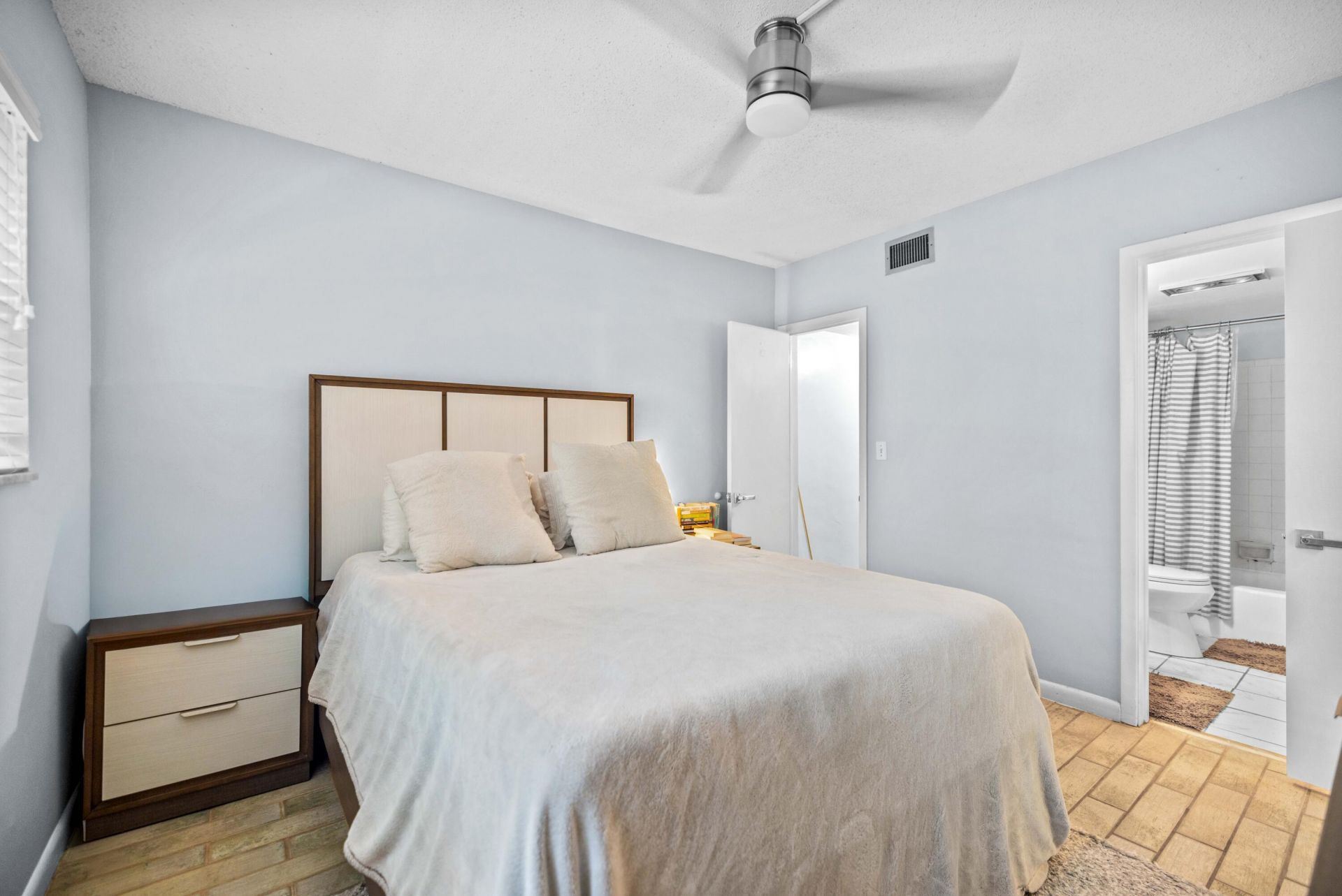 1900 NE 8th Court, Unit 104, Fort Lauderdale, FL 33304 Photo