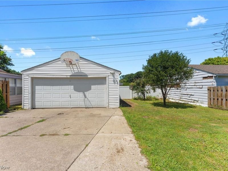 9326 Outlook Drive, Brooklyn, OH 44144 Photo 7