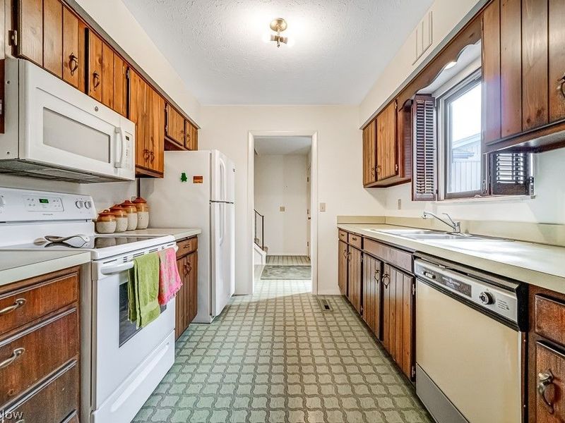 19319 Idlewood Trail, Strongsville, OH 44149 Photo 8
