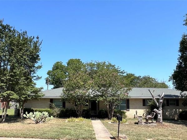 1206 Crestwood Drive, Cleburne, TX 76033