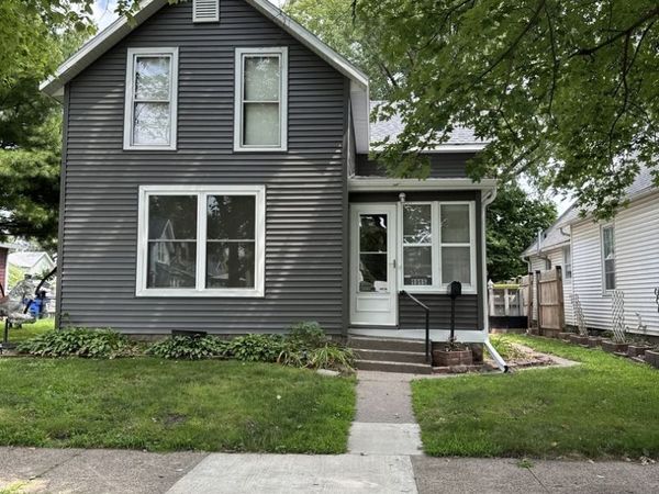 1915 Pershing Boulevard, Clinton, IA 52732