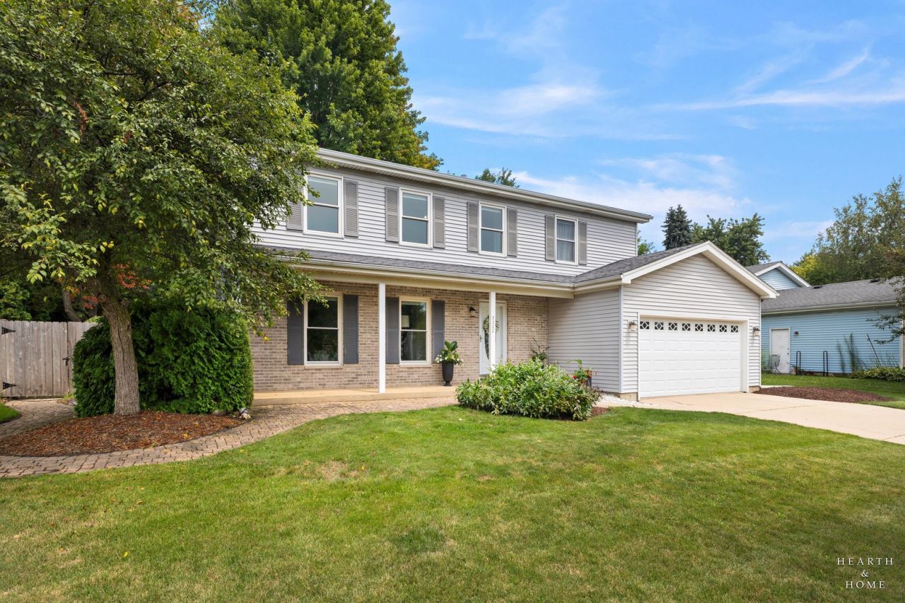 3220 W Lorient Drive, McHenry, IL 60050 Main Photo