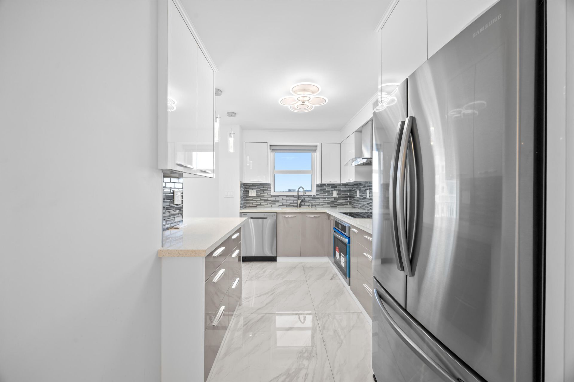 137 Golden Isles Drive, Unit 914, Hallandale Beach, FL 33009 Photo