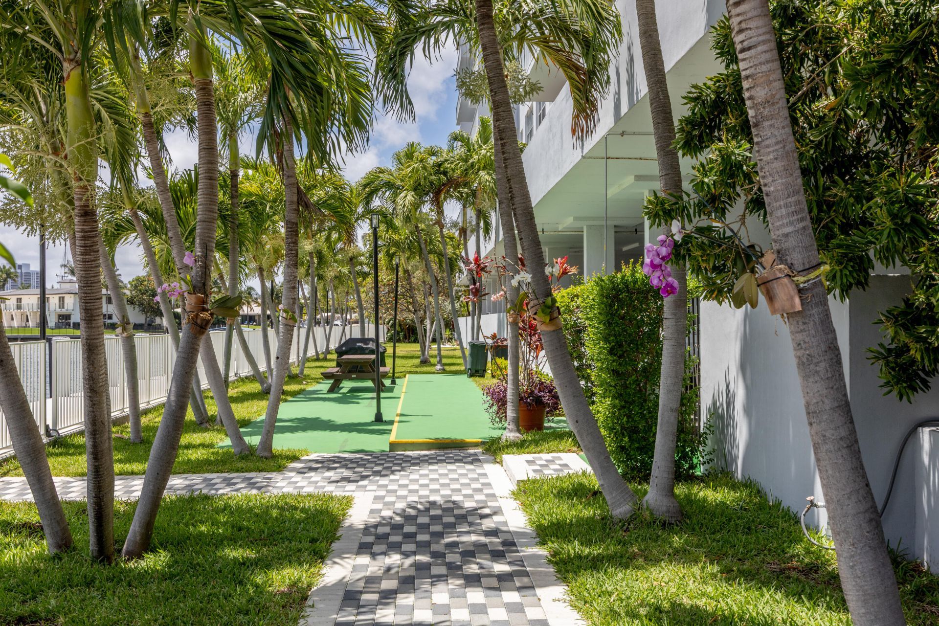 137 Golden Isles Drive, Unit 914, Hallandale Beach, FL 33009 Photo