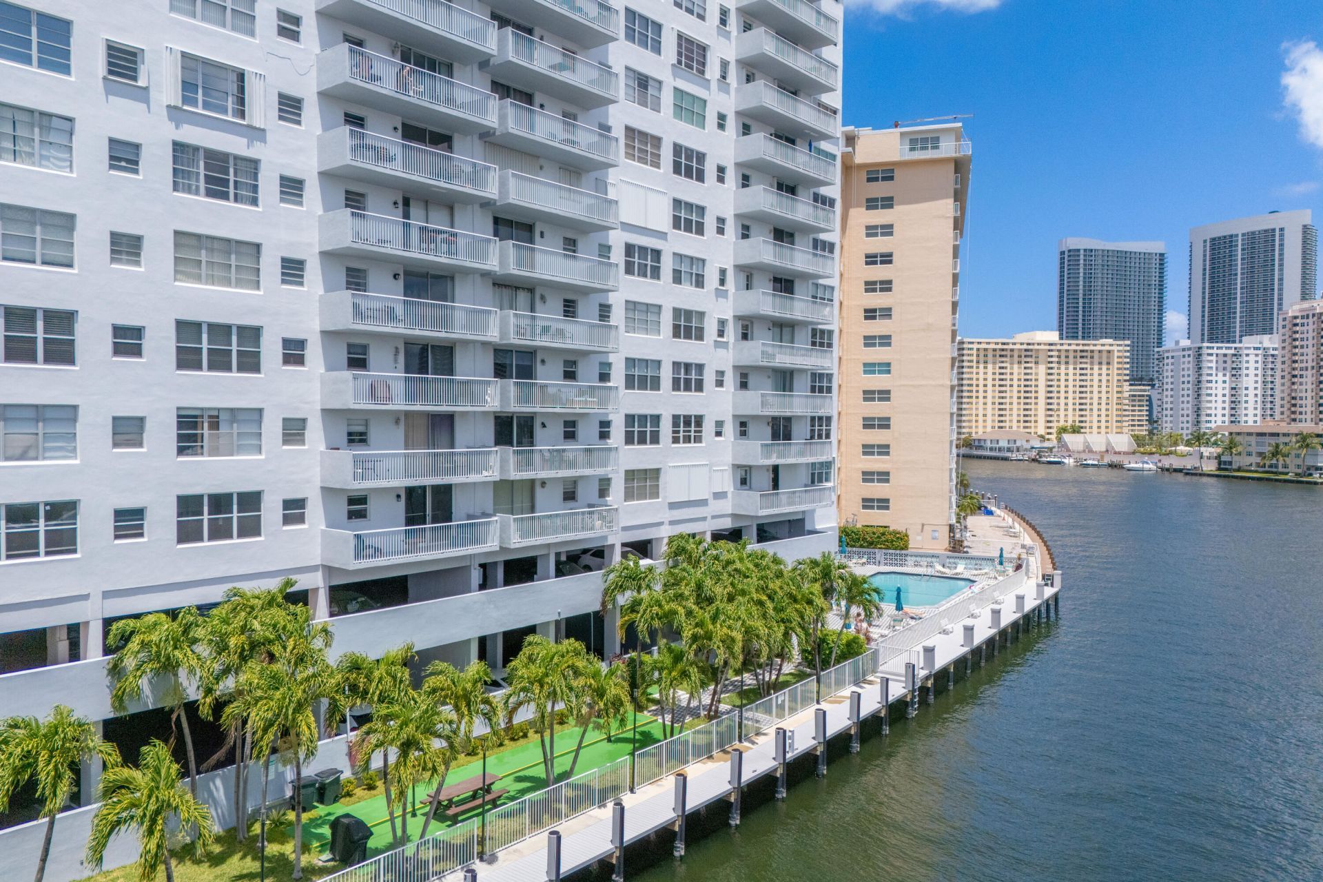 137 Golden Isles Drive, Unit 914, Hallandale Beach, FL 33009 Photo