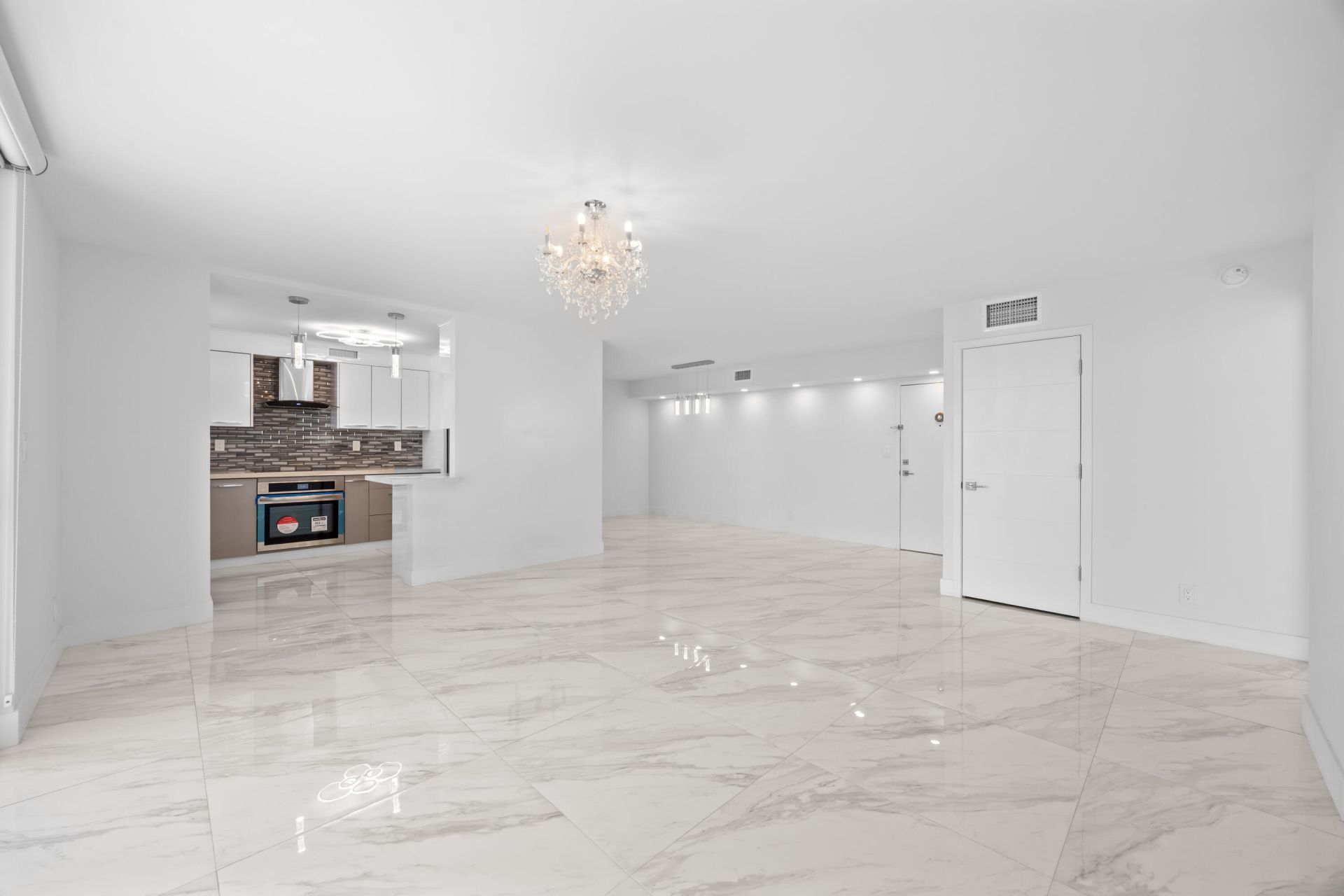 137 Golden Isles Drive, Unit 914, Hallandale Beach, FL 33009 Photo