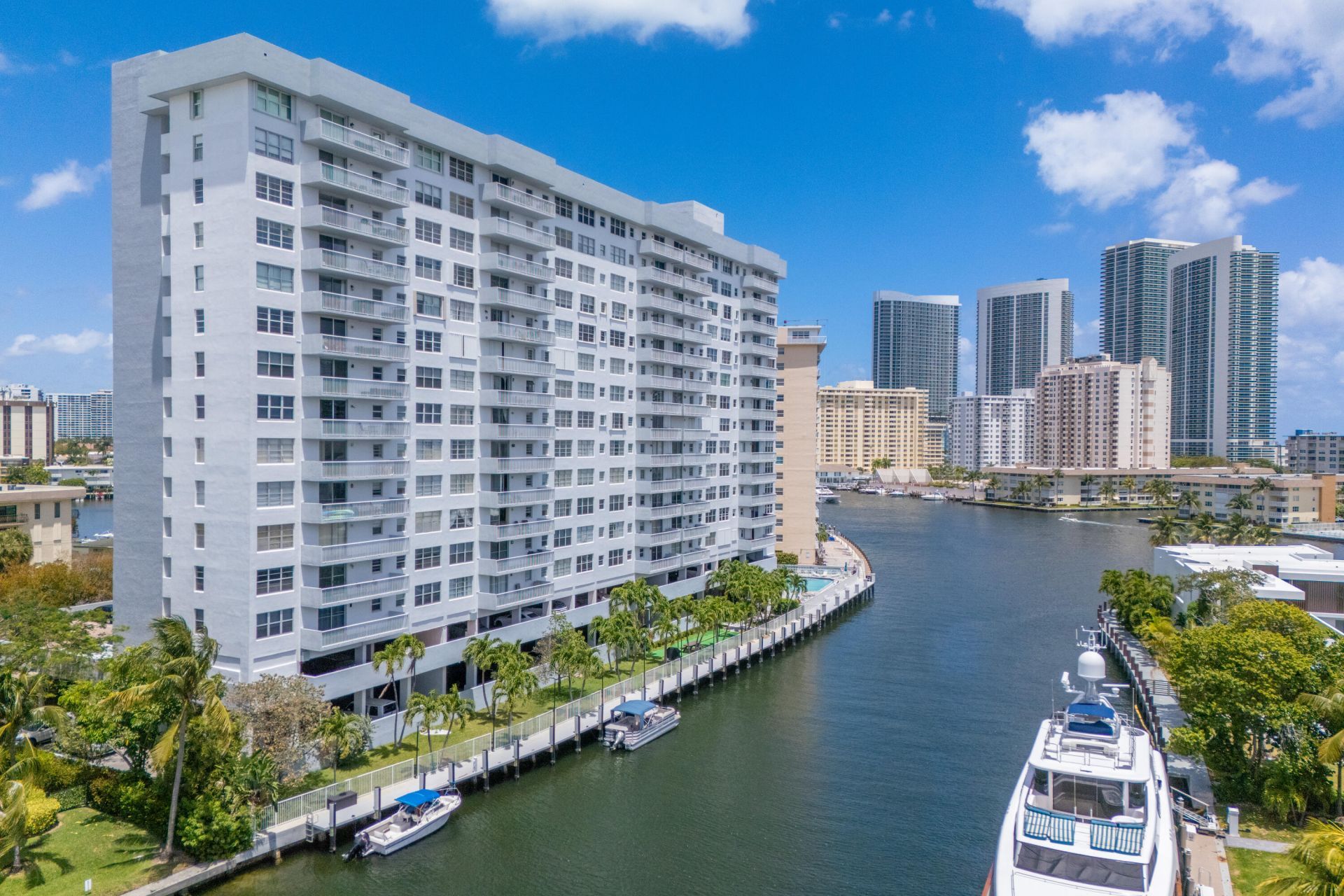 137 Golden Isles Drive, Unit 914, Hallandale Beach, FL 33009 Photo