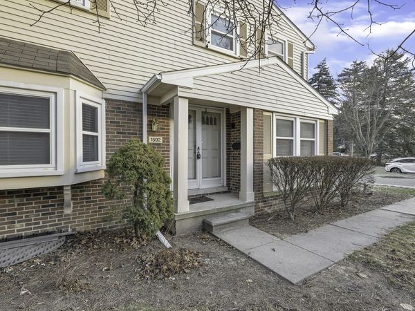 1592 Brentwood Drive, Troy, MI 48098