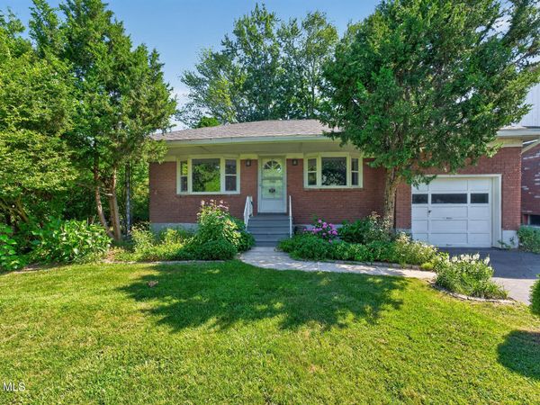 87 Buckingham Drive, Albany, NY 12208