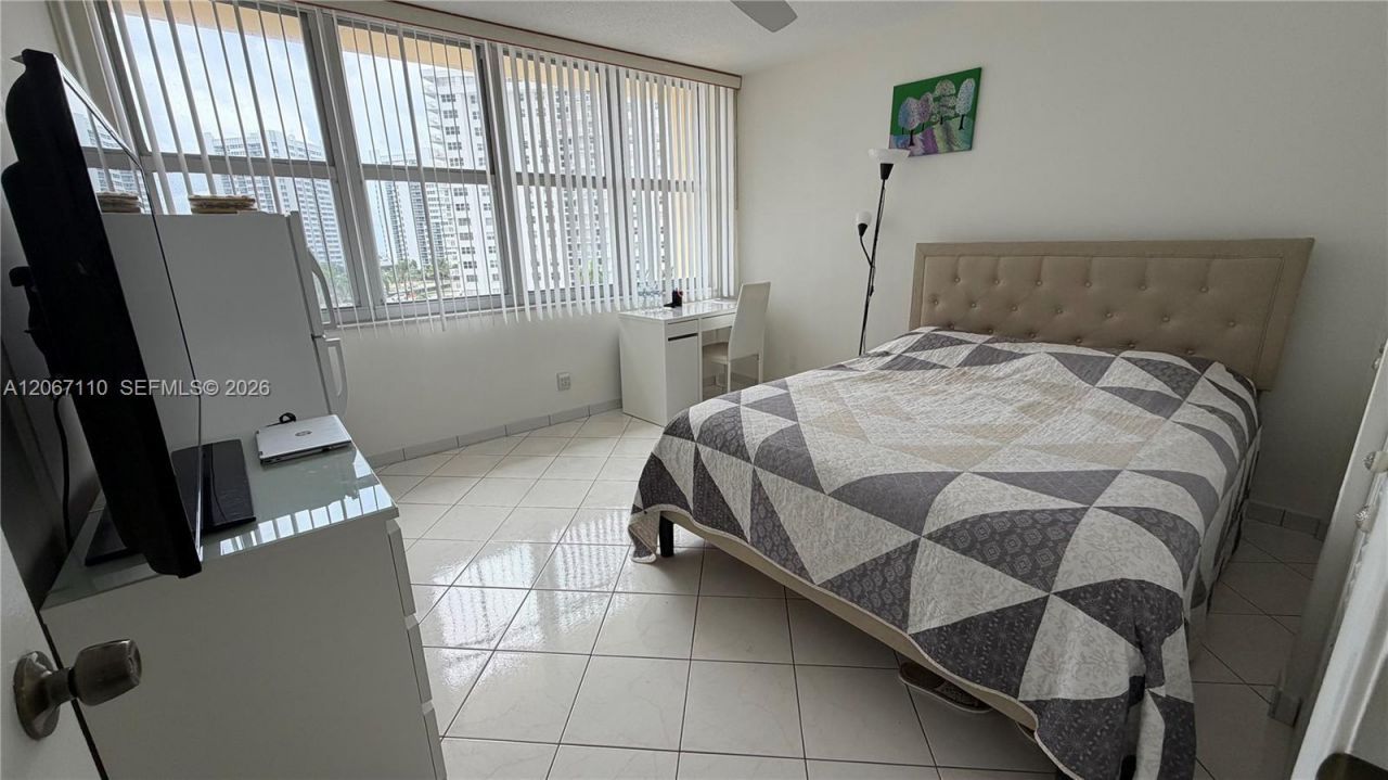 1825 S Ocean Dr, Unit 509, Hallandale Beach, FL 33009 Photo