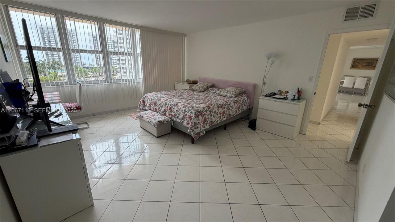 1825 S Ocean Dr, Unit 509, Hallandale Beach, FL 33009 Photo